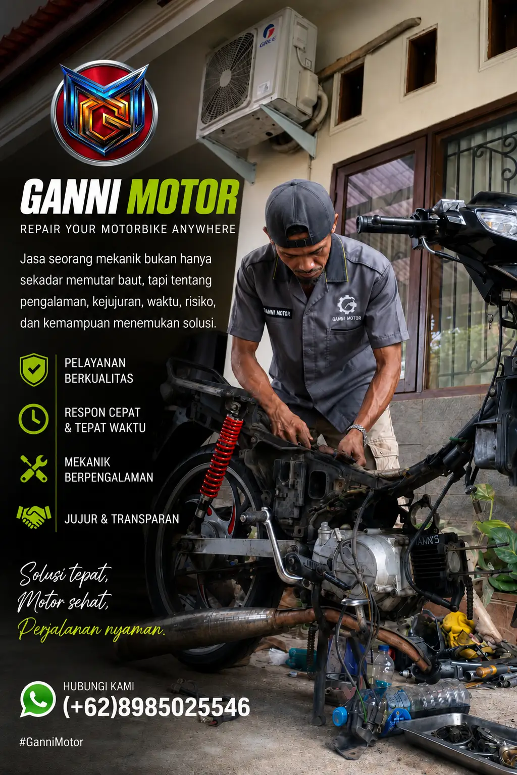 Mekanik Ganni Motor mengerjakan motor pelanggan